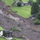 L'étendue des dégâts s'accroît sans cesse à Schwanden (GL), révèle la commune de Glaris-Sud jeudi. Jusqu'à présent, le glissement de terrain a condamné 38 bâtiments (archives).